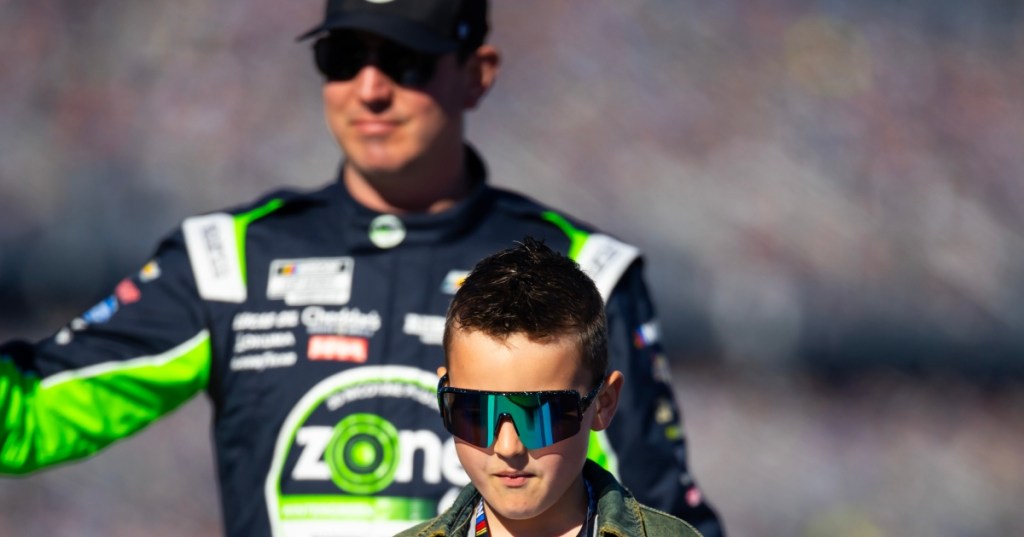 Brexton Busch beats dad Kyle Busch in Tulsa Shootout heat&nbsp;race